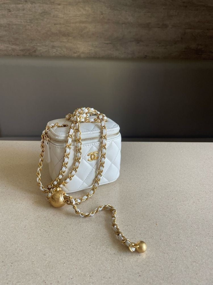*Chanel Vanity Case with Chain mini size-